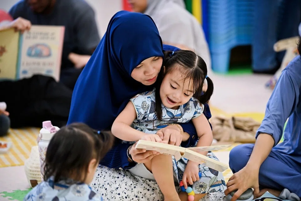 manfaat baca buku bayi, perkembangan bahasa anak, membaca lantang