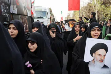 Orang ramai menghadiri upacara pengebumian anggota pasukan keselamatan yang terkorban dalam protes yang tercetus susulan kejatuhan nilai mata wang negara itu di Tehran, Iran, pada 14 Januari 2026.