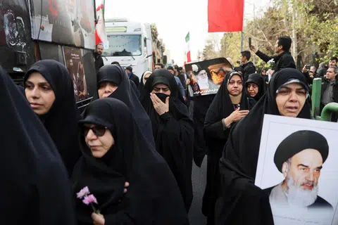 Orang ramai menghadiri upacara pengebumian anggota pasukan keselamatan yang terkorban dalam protes yang tercetus susulan kejatuhan nilai mata wang negara itu di Tehran, Iran, pada 14 Januari 2026.