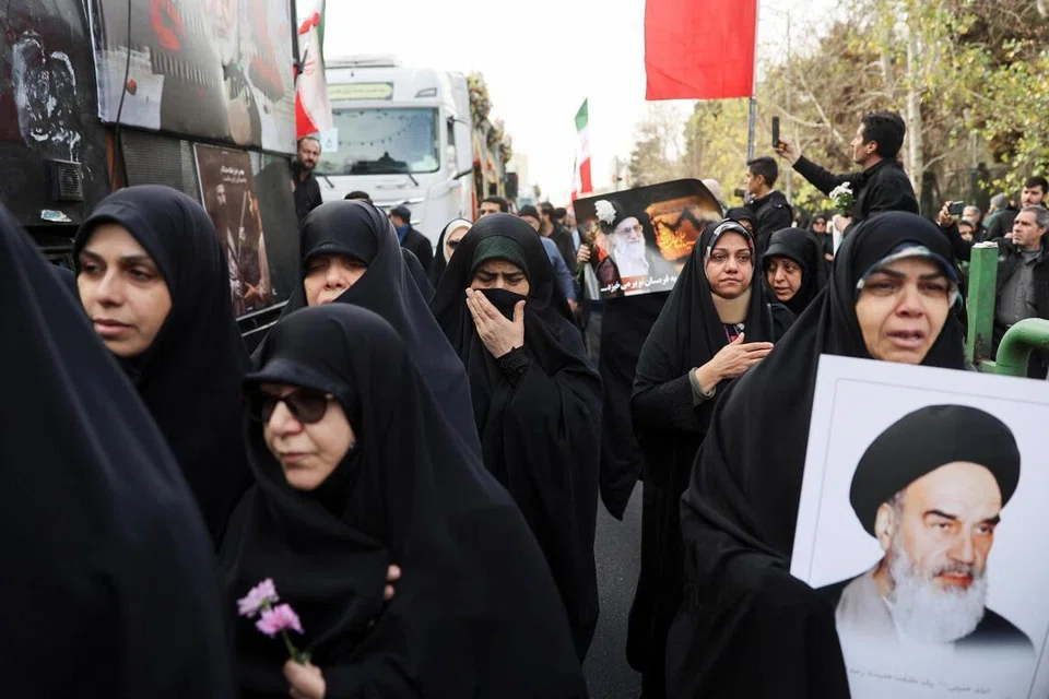 Orang ramai menghadiri upacara pengebumian anggota pasukan keselamatan yang terkorban dalam protes yang tercetus susulan kejatuhan nilai mata wang negara itu di Tehran, Iran, pada 14 Januari 2026.