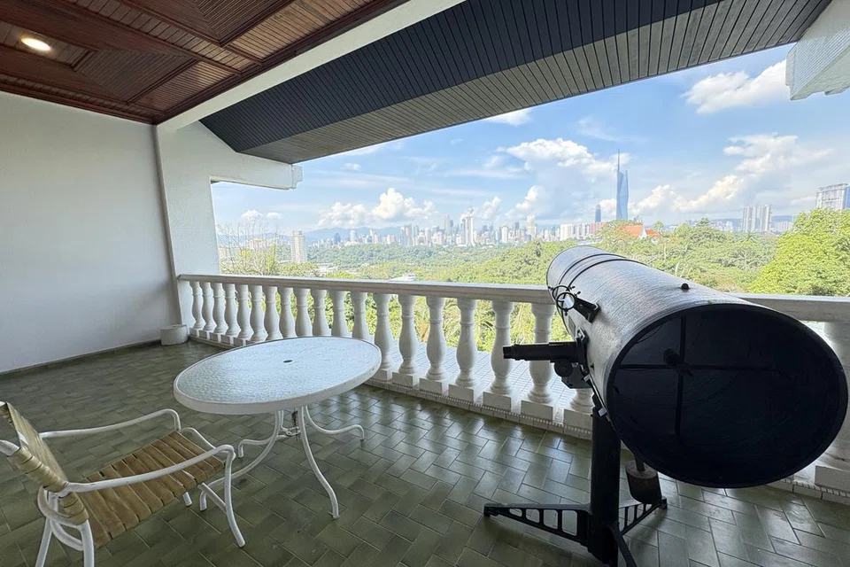 Balkoni di tingkat atas Galeria Sri Perdana menjadi ruang kegemaran Tun Dr Mahathir Mohamad kerana di sini beliau boleh melihat pembangunan pesat Kuala Lumpur ketika itu.