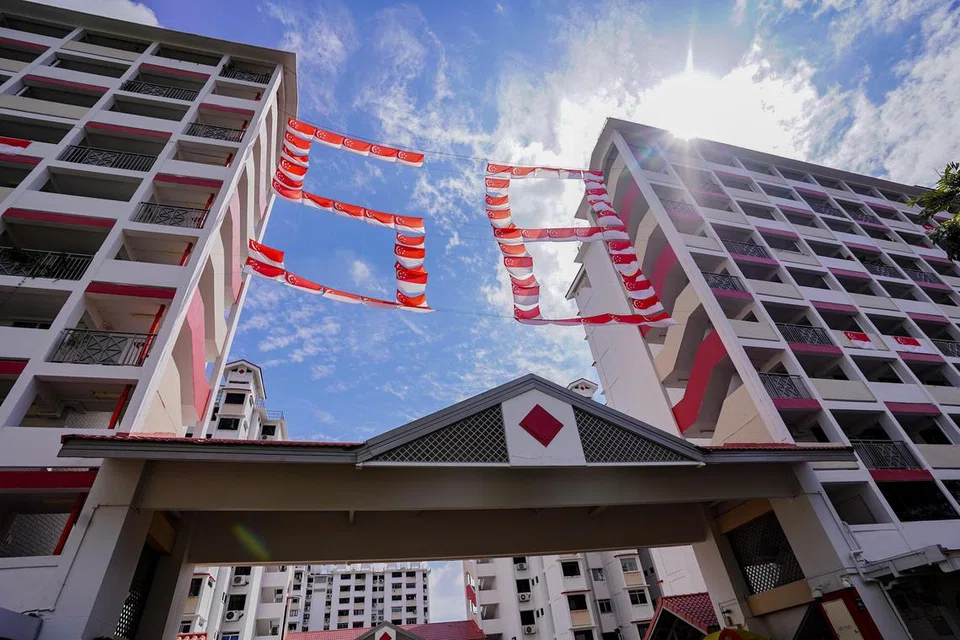 ULANG TAHUN KE-58: Bendera yang digantung antara Blok 107 dan Blok 109 di Toa Payoh Lorong 7 ini membentuk angka 58 - usia Singapura tahun ini.