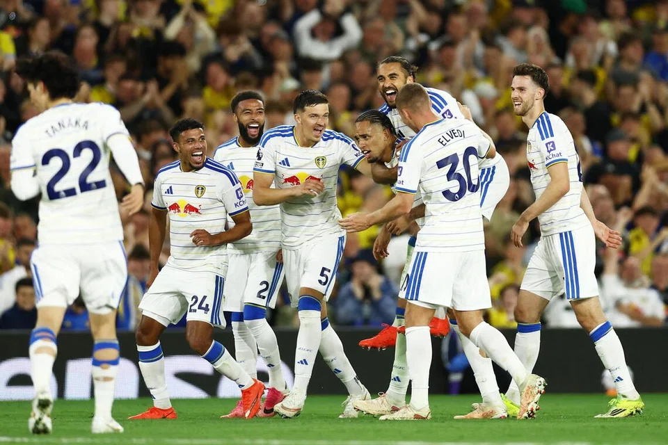 Skuad Leeds United meraikan gol keempat jaringan Noah Okafor (bawah, tiga dari kanan) dalam perlawanan Liga Perdana England (EPL) menentang Newcastle United di Elland Road, Leeds, pada 14 September.