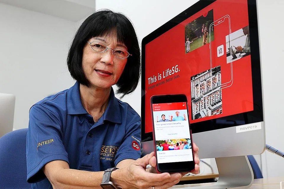 BERI SOKONGAN: Aplikasi LifeSG memberi panduan sokongan pekerjaan bagi mereka yang sedang mencari saluran memburu kerja dan memperolehi bimbingan. - Foto ZAOBAO