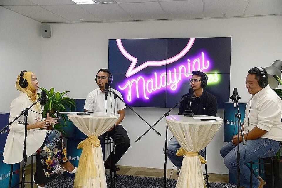 PODCAST: Wartawan Berita Harian/Berita Minggu Shahida Sarhid (paling kiri) dan Penolong Kepada Editor BH/BM Chairul Fahmy Hussaini mewawancara usahawan Encik Mohamed Shah Reza Mohamed Anuar (dua dari kiri) dan Encik Fadzuli Wahab (dua dari kanan) dalam sesi podcast #NoTapis 'Malaynial Vibes'. - Foto BH oleh SITI AISYAH NORDIN