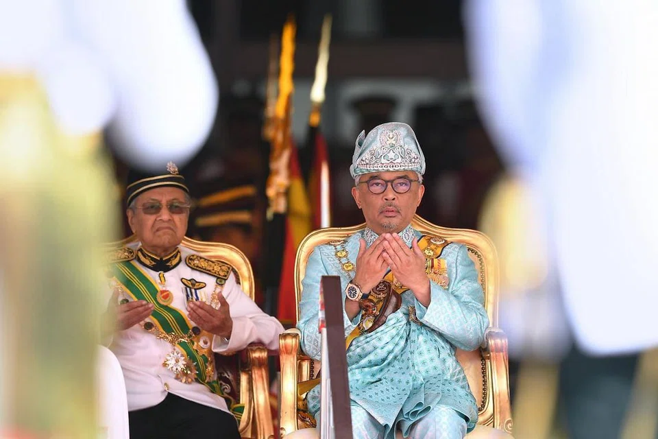 Yang di-Pertuan Agong Malaysia, Sultan Abdullah Ri'ayatuddin (kanan) mengadakan sesi wawancara secara satu persatu dengan kesemua Anggota Parlimen kerajaan setelah Dr Mahathir meletak jawatannya sebagai PM. Foto: AFP.