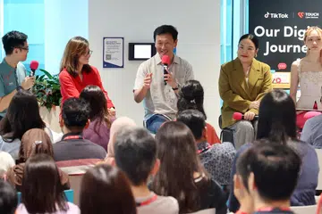 Encik Ong Ye Kung  (tiga dari kanan) dalam satu sesi perbincangan yang bertajuk “Memulai Perjalanan Digital Bersama: Peranan Keluarga, Masyarakat dan Teknologi” di TikTok bersama beberapa pakar yang termasuk Encik Shem Yao (kiri), Dr Natalie Pang (dua dari kiri), Cik KahnJi Siriprapa Weerachaising (dua dari kanan) dan Cik Denise Teo.