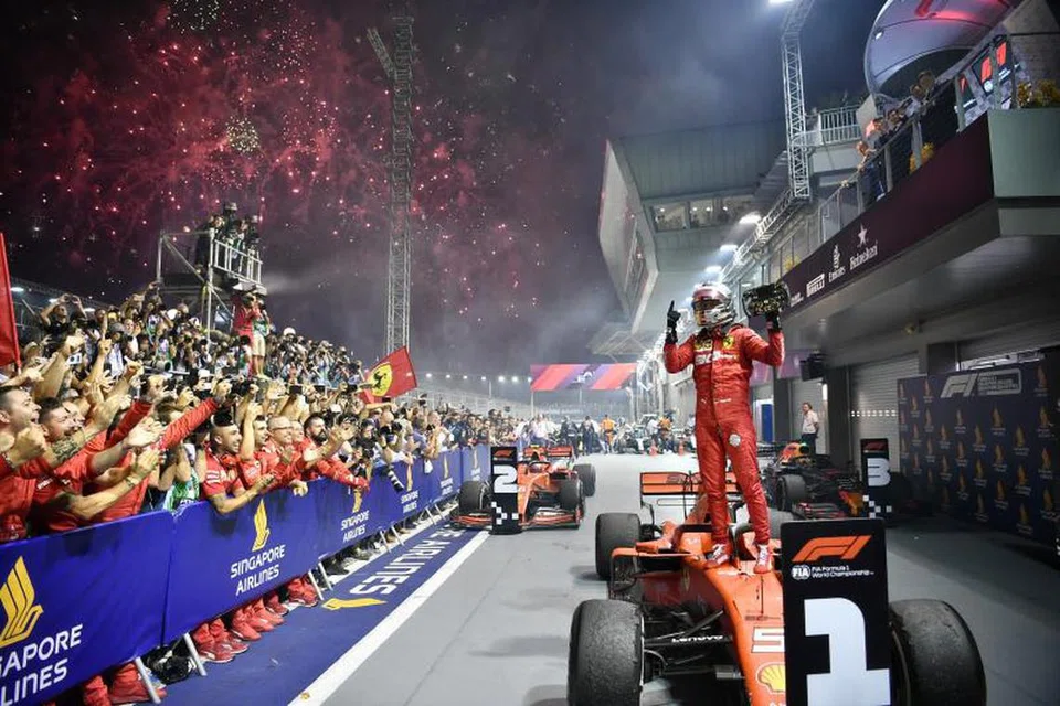 MENDEBARKAN: Pemandu Ferrari, Carlos Sainz (kanan), meraikan kemenangannya dalam GP Singapura pada September. 