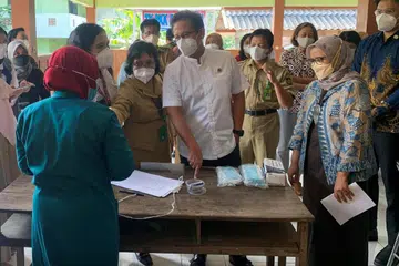 Foto fail menunjukkan Menteri Kesihatan Indonesia, Encik Budi Gunadi Sadikin, meninjau program pemeriksaan penyakit batuk kering di luar acara Kumpulan Kerja Kesihatan, di Yogyakarta, Indonesia, pada Mac 2022.