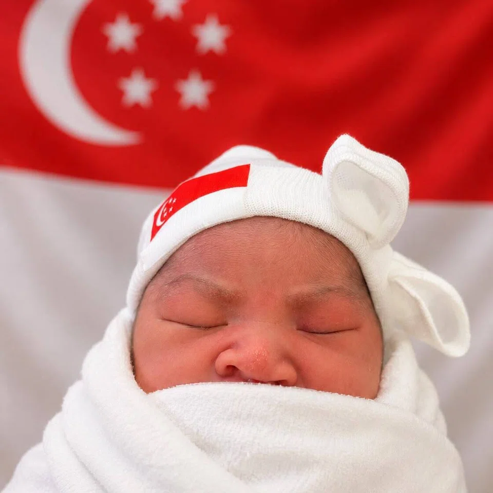 Nadra Ahmad Nabil bayi pertama dilahirkan di NUH pada 9 Ogos. Bendera Singapura di topinya itu diseterika khas oleh jururawat di hospital itu.