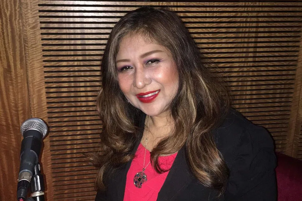 MEMANG GEMAR MENYANYI: Penyanyi Linda Elizabeth yang pernah popular dengan band Tokyo Square kini menyanyi di hotel Swissotel The Stamford. - Foto ihsan LINDA ELIZABETH