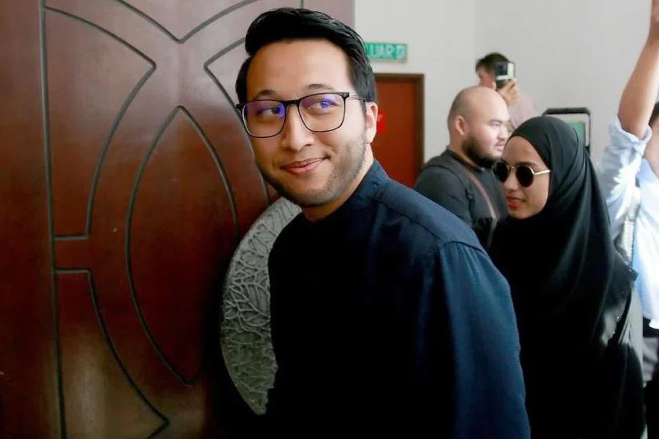 Pasangan pempengaruh Malaysia, Alif Teega (depan) dan isteri, Aisyah Hijanah (belakang) mengaku tidak bersalah atas 10 tuduhan salah guna wang infak lebih RM1.53 juta di Mahkamah Shah Alam, Selangor, pada 23 September.