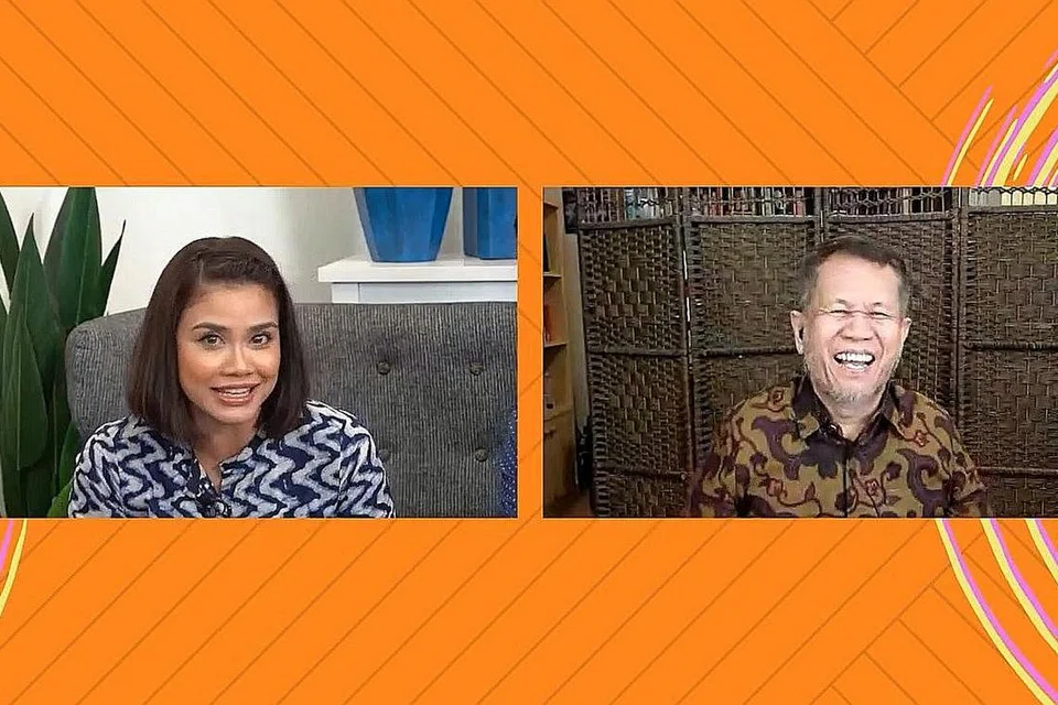 SERONOK BERBINCANG: Huda berkongsi bersama penonton dan penceramah motivasi Dato' Dr Mohd Fadzilah Kamsah antara amalan yang dilakukannya bersama suami untuk membahagikan masa dengan baik antara kerja dengan keluarga.- Foto BH