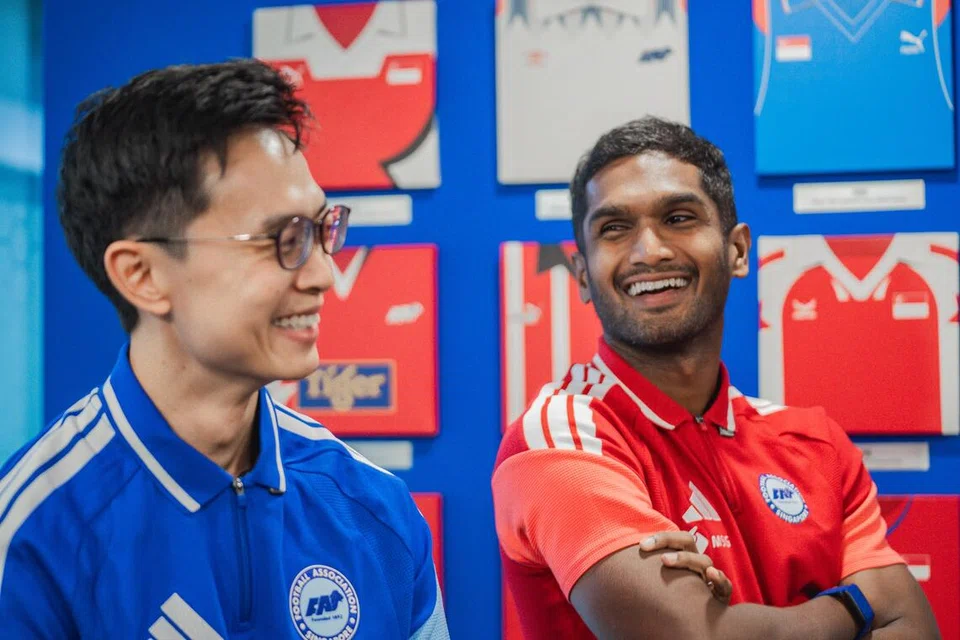 Ketua jurulatih Singa, Gavin Lee (kiri), bersama kapten pasukan, Hariss Harun, ketika sesi podcast Berita Harian di Stadium Jalan Besar. Mereka berkongsi tentang pengajaran yang mereka dapat raikan daripada pertandingan Piala Asean Hyundai dan juga cabaran mereka mengimbangi komitmen negara dan keluarga.