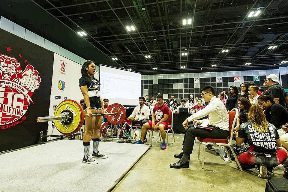 AKTIF DALAM SUKAN: Cik Azimah Azmi bukan sahaja minat dalam powerlifting (gambar atas), malah aktif dalam bidang bela diri jiu jitsu Brazil. - Foto ihsan YASIN RAHIM