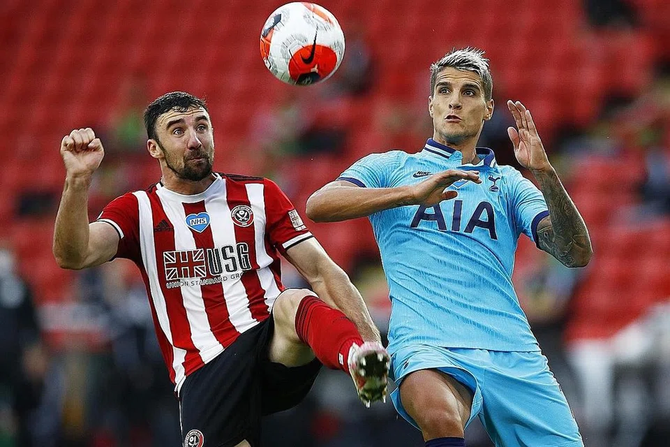 SAINGAN DIKAWAL PENGADIL: Pemain Sheffield United Enda Stevens (kiri) dan Pemain Tottenham Hotspur Erik Lamela beraksi semasa perlawanan di Bramall Lane kelmarin. - Foto REUTERS