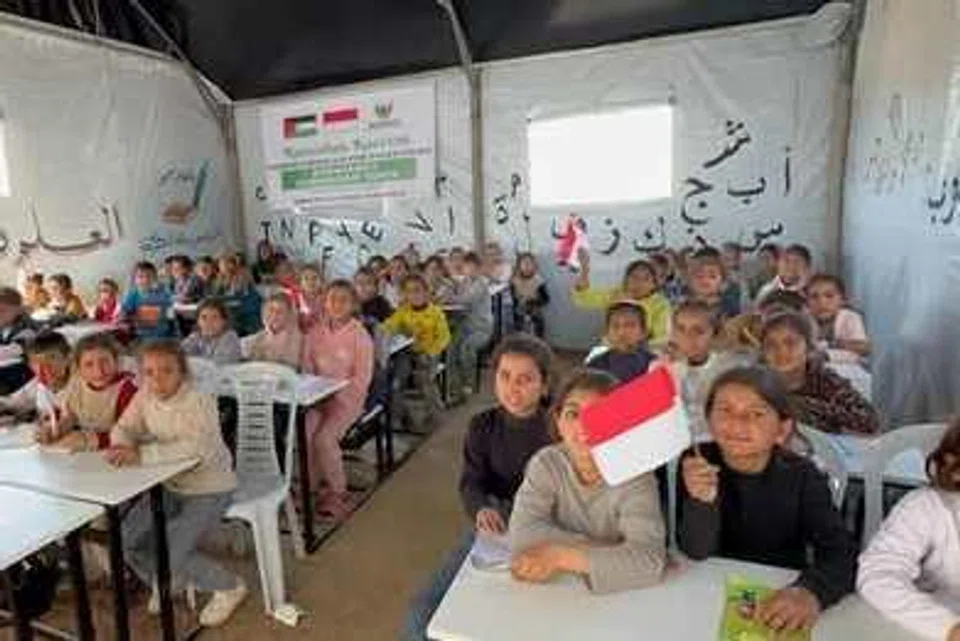 Para pelajar Palestin begitu teruja dengan kemudahan bilik darjah dalam tujuh buah khemah yang didirikan oleh Badan Amil Zakat Nasional (Baznas) Indonesia di Gaza.  