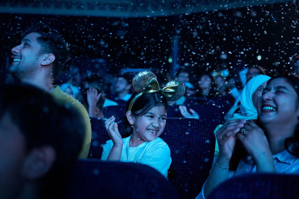 Buih seperti salji menghujani penonton semasa persembahan lagu oleh Elsa daripada Frozen dalam produksi teater ‘Remember’ di Walt Disney Theatre. 