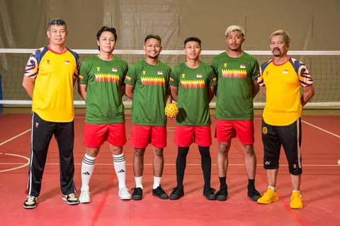Pasukan yang akan mewakili Singapura di Piala Dunia Sepak Takraw di Patna, Bihar, India - (dari kiri) penolong jurulatih, Nur Hisham Adam; kapten pasukan, Muhammad Danish Irfan Muhamad Faizal; Abdul Hammirruddin Noor, Akmal Musyarraf Rostam, Muhammad Khairilshamy Shamsudin; dan ketua jurulatih, Salleh Nanang. Dua lagi pemain, Zaihirrman Zaharudin dan Youri Adli Fathullah Ahmadi tidak ada dalam gambar.