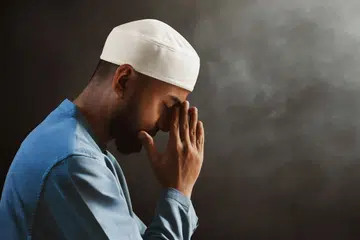 Mencari penyelesaian bagi ujian yang melanda seharusnya dilakukan dengan tekun dan bijaksana, seperti memperbaiki hubungan dengan Tuhan.