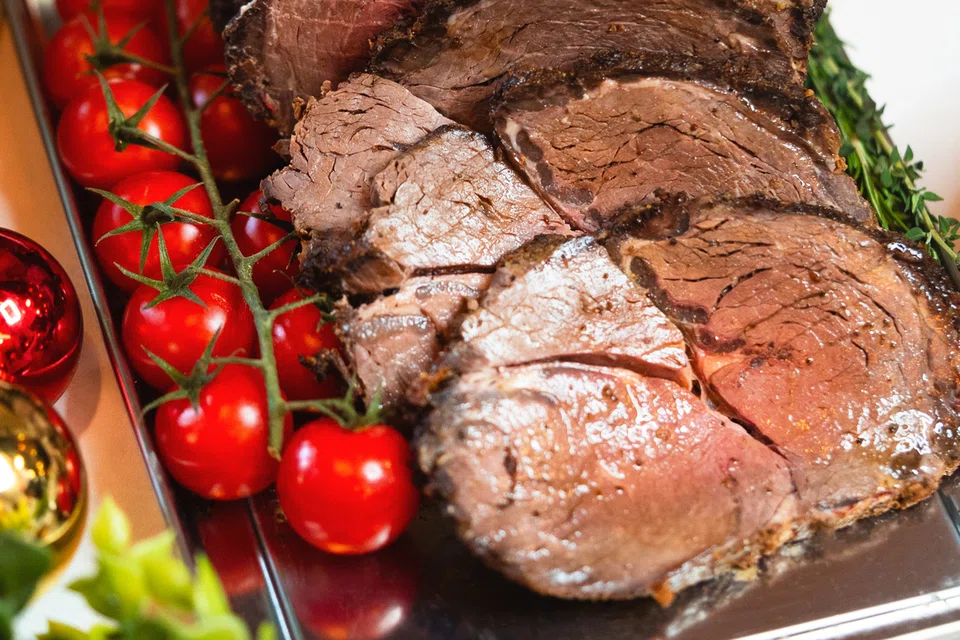 Roasted Beef Ribeye ($148) merupakan daging lembu panggang yang dihidang dengan ‘brown sauce’ pekat.