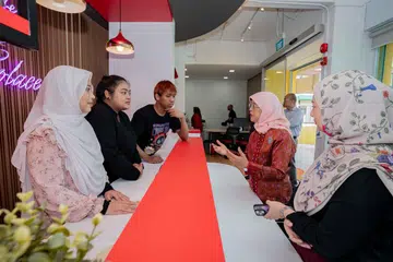 Mantan Presiden, Puan Halimah Yacob (dua dari kanan), berinteraksi dengan pejuang barah, (dari kiri) Cik Sri Sulastri Sukhaimi, Cik Puteri Nur Afiqah Abdul Latiff dan Encik Wiranto Abdul Rahman, yang hadir semasa pembukaan Pusat Penjagaan Barah Young Heroes, di Blok 2, Eunos Crescent, pada 13 September.