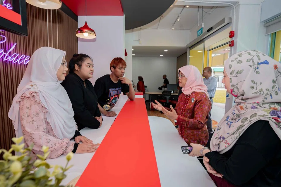Mantan Presiden, Puan Halimah Yacob (dua dari kanan), berinteraksi dengan pejuang barah, (dari kiri) Cik Sri Sulastri Sukhaimi, Cik Puteri Nur Afiqah Abdul Latiff dan Encik Wiranto Abdul Rahman, yang hadir semasa pembukaan Pusat Penjagaan Barah Young Heroes, di Blok 2, Eunos Crescent, pada 13 September.