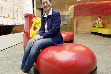 TIADA RANCANGAN BERSARA: Cik Normah Selamat, 60 tahun, kini bekerja sebagai penyelaras jagaan pelanggan bersama McDonald's selepas menyertai syarikat itu 18 tahun lalu. - Foto ZAINAL YAHYA