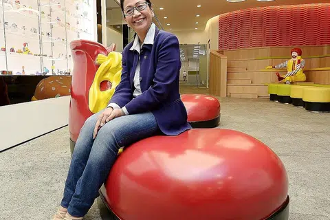 TIADA RANCANGAN BERSARA: Cik Normah Selamat, 60 tahun, kini bekerja sebagai penyelaras jagaan pelanggan bersama McDonald's selepas menyertai syarikat itu 18 tahun lalu. - Foto ZAINAL YAHYA