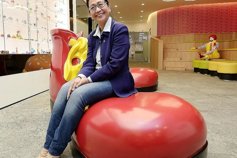 TIADA RANCANGAN BERSARA: Cik Normah Selamat, 60 tahun, kini bekerja sebagai penyelaras jagaan pelanggan bersama McDonald's selepas menyertai syarikat itu 18 tahun lalu. - Foto ZAINAL YAHYA