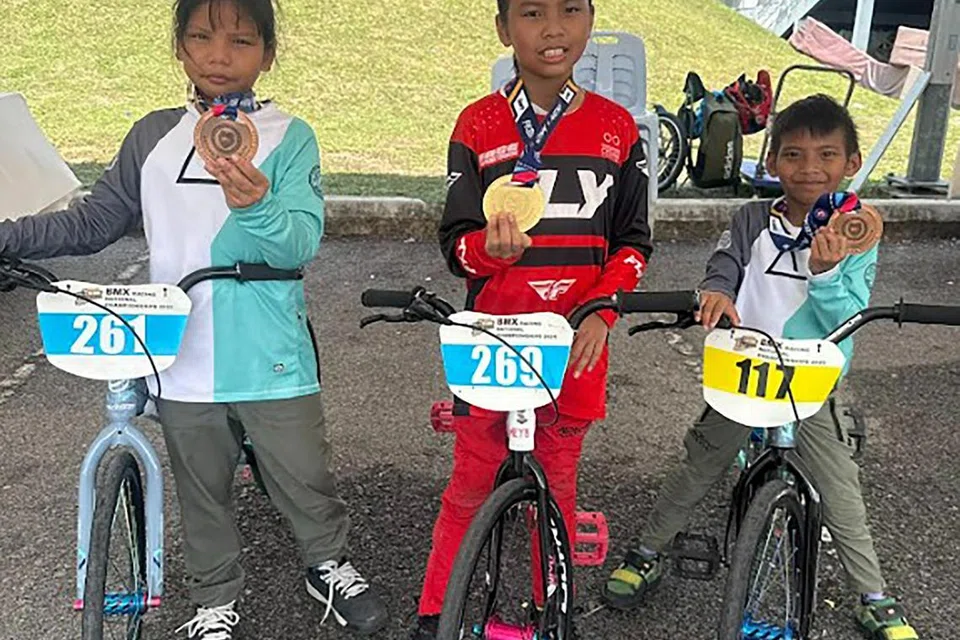 KEKAL DISIPLIN: Irsalina Nursabrina (tengah) sanggup mengorbankan masa bermain dengan telefon bijak untuk menjalani latihan BMX dua kali seminggu.