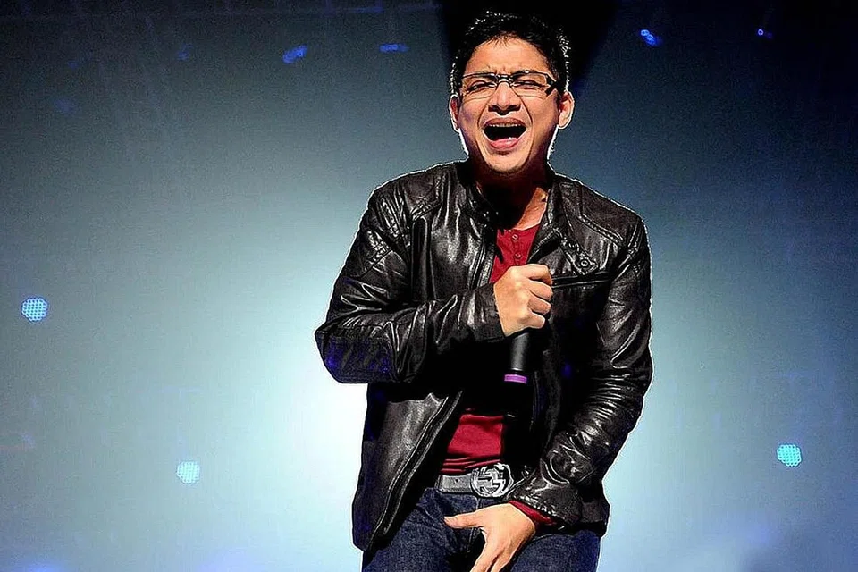 ENGGAN UNGU DIBUBAR: Walaupun sibuk dengan amanah sebagai ahli politik dan wakil Wali Kota di Palu, Sulawesi Tengah, Pasha enggan band Ungu yang dibangun dengan jerih payah terkubur begitu sahaja, lantas menantikan konsert ulang tahun ke-20 band itu di Esplanade bulan depan. - Foto-foto KLIK KABAR 