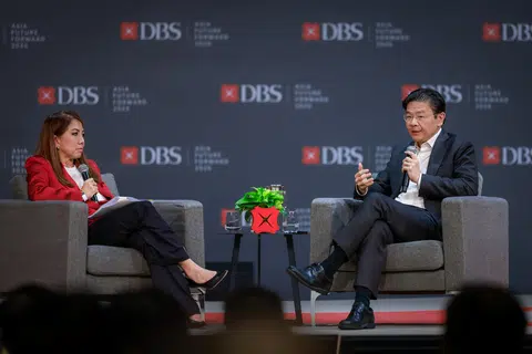 Perdana Menteri, Encik Lawrence Wong (kanan) berucap semasa sesi dialog bersama Ketua Pegawai Eksekutif (CEO) DBS, Cik Tan Su Shan di Pusat Konvensyen dan Pameran Suntec pada 12 Oktober.