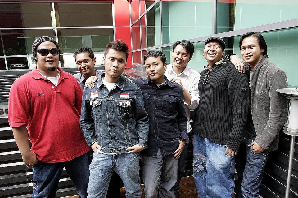 KENANGAN LALU: Inilah anggota asal Bhumiband yang pernah memenangi Anugerah Planet Muzik (APM) 2005 - (dari kiri) Eddy, Zuher, Awi Rafael, Hang Dimas, Kief, Ard dan Athif. - Foto fail