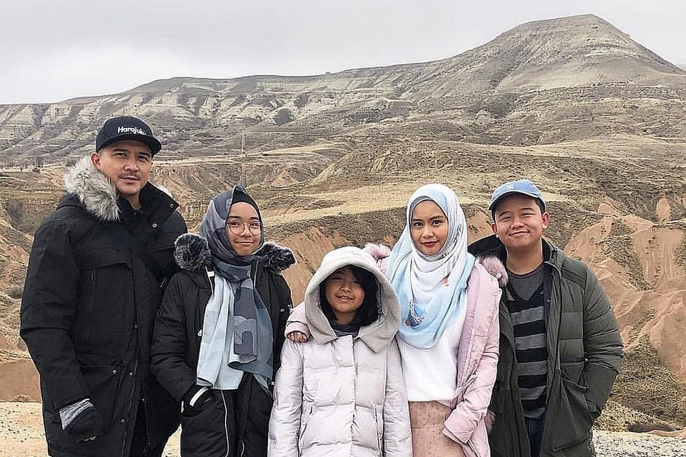 'TULANG BELAKANG' AARON: Dalam kesibukan memantapkan kerjaya seninya, Datuk Aaron Aziz (kiri) ingin anak-anak, Dwi Ariana (dua dari kiri), Dahlia Arissa dan Danish Anaqi (kanan) serta isteri, Diyana Halik (dua dari kanan), juga berjaya dalam bidang pilihan masing-masing. Foto ini dirakam ketika mereka bercuti di Cappadocia, Turkey, Disember lalu. - Foto INSTAGRAM AARON AZIZ