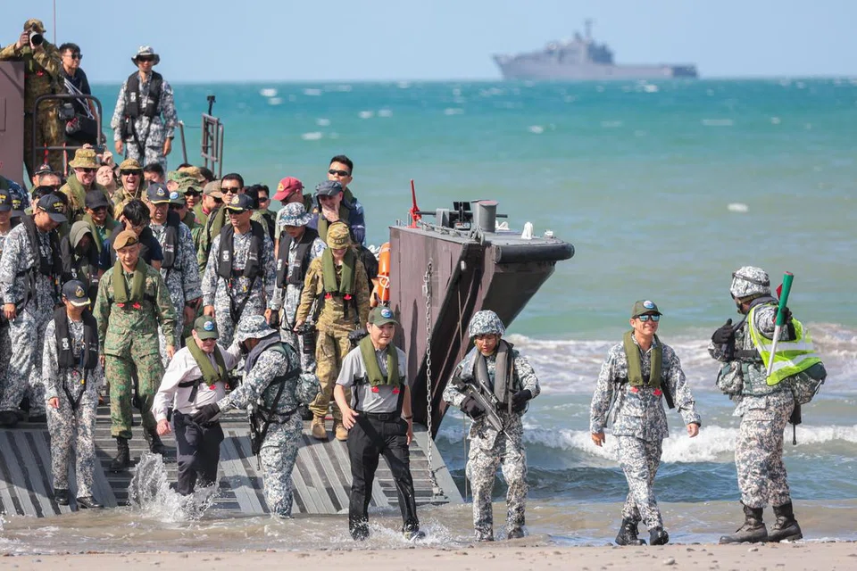 Selepas mengunjungi kapal pemunggah darat (LST) RSS Endurance, Menteri Negara Kanan (Pertahanan), Encik Heng Chee How (empat dari kanan) menaiki Kapal Utiliti Laju (FCU) yang membawanya ke darat.