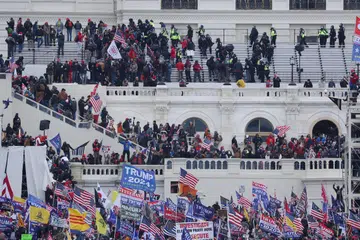 Penunjuk perasaan yang menyokong mantan Presiden Donald Trump menyerbu Bangunan Capitol di Washington pada 6 Januari 2021 susulan kekalahan Encik Trump dalam Pilihan Raya Presiden.