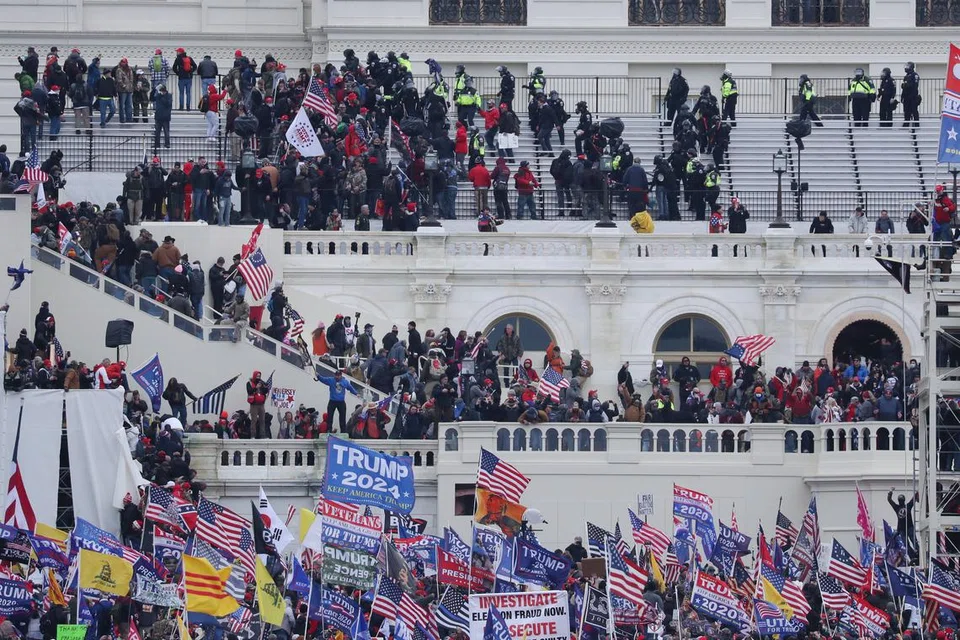 Penunjuk perasaan yang menyokong mantan Presiden Donald Trump menyerbu Bangunan Capitol di Washington pada 6 Januari 2021 susulan kekalahan Encik Trump dalam Pilihan Raya Presiden.