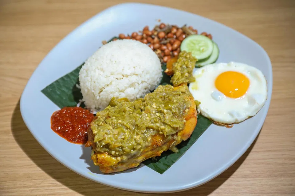 Satu lagi hidangan popular ialah Set Nasi Lemak Ayam Cabe Ijo ($7.60), yang dihidangkan dengan sambal hijau pedas-pedas masam – campuran cili hijau, tomato hijau, dicampur dengan jus limau nipis dan daun limau.