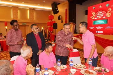Menteri Pengangkutan Malaysia, Encik Anthony Loke (dua dari kanan), menyantuni tetamu pada Majlis Sua Kasih dan Perhimpunan Bulanan Kementerian Pengangkutan di Putrajaya pada 23 Februari.