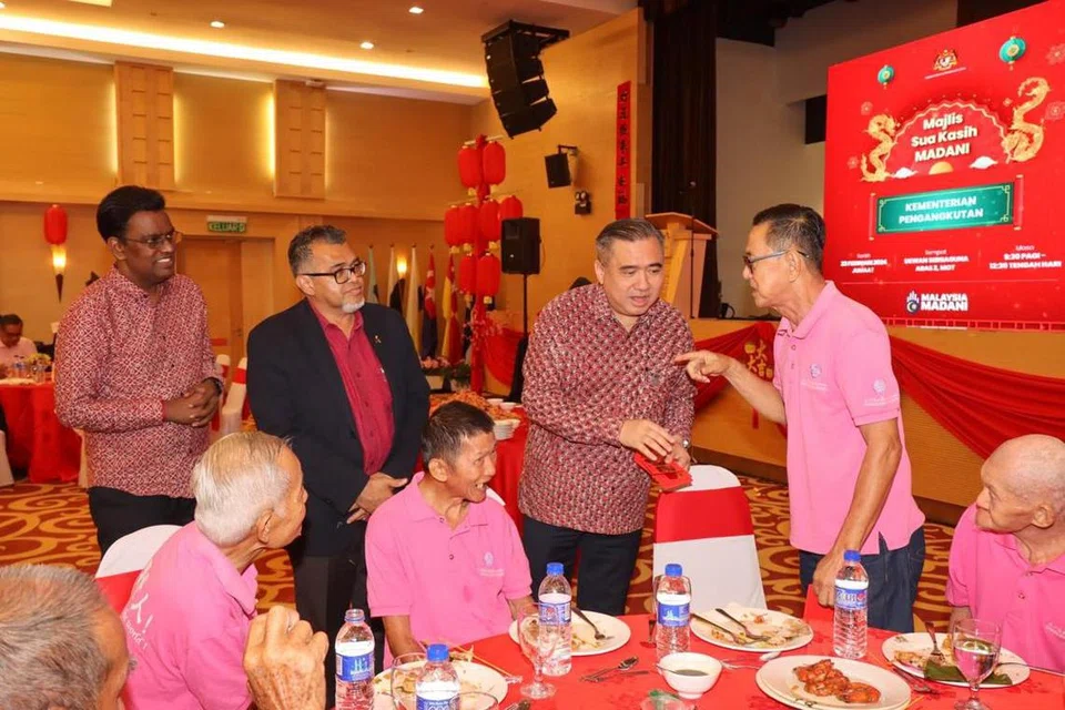 Menteri Pengangkutan Malaysia, Encik Anthony Loke (dua dari kanan), menyantuni tetamu pada Majlis Sua Kasih dan Perhimpunan Bulanan Kementerian Pengangkutan di Putrajaya pada 23 Februari.