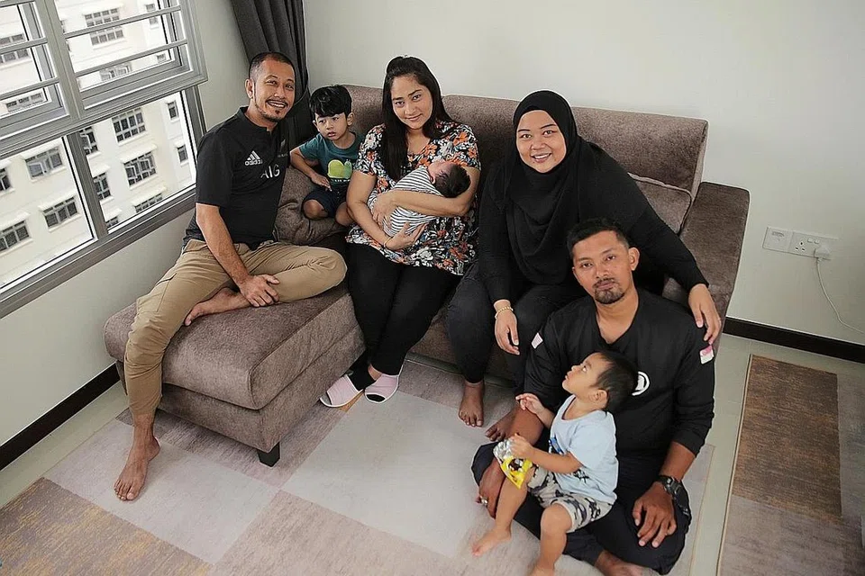 JALIN SILATURAHIM: Encik Jamaludin Mohamed Talib dan isteri, Cik Norfadilla Ahmat Jaafar (pasangan kanan), telah mengunjungi Encik Rahimin Zakaria dan isterinya, Cik Mastura Kassim. - Foto BH oleh GIN TAY