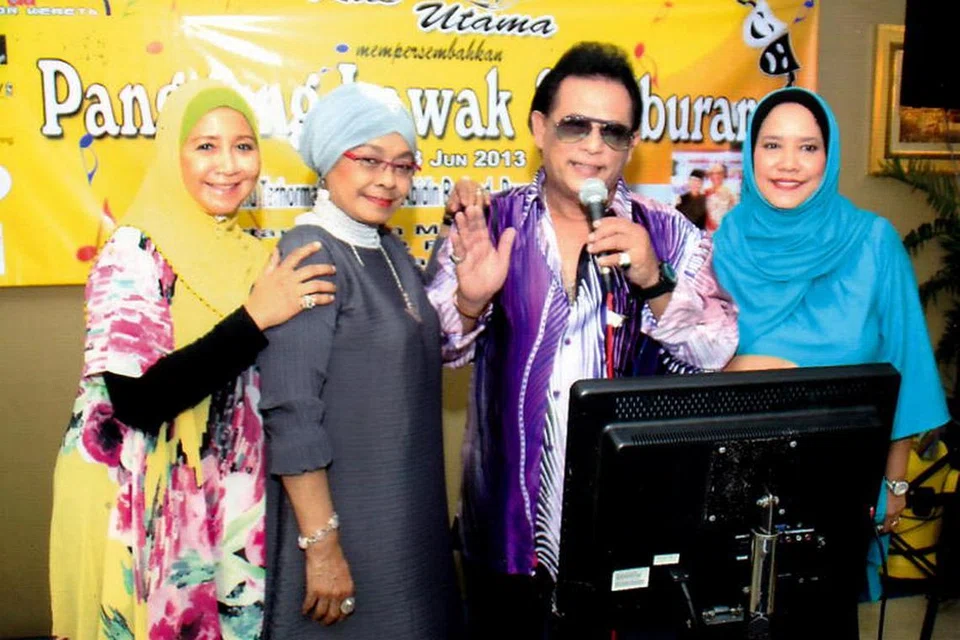 Mahani Mohd (dua dari kiri) menghargai persahabatan yang dibina dengan artis seangkatan lain seperti (dari kanan) Milah Hussain, Datuk Hail Amir dan Junainah M. Amin.