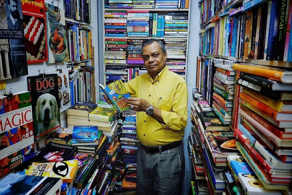 NIAGA TURUN-TEMURUN: Pemilik Ana Bookstore di Far East Plaza, Encik Mohd Noorul Islam, mewarisi perniagaan itu, yang berasal di Bras Basah Road, daripada bapa, yang mewarisinya daripada bapanya. - Foto BH oleh MOHD KHALID BABA