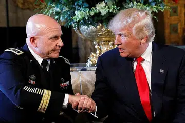 PELANTIKAN MENGEJUTKAN SESETENGAH PIHAK: Encik Donald Trump (kanan) berjabat tangan dengan Encik McMaster selepas pelantikannya sebagai Penasihat Keselamatan Amerika diumumkan. - Foto REUTERS
