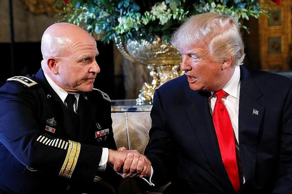 PELANTIKAN MENGEJUTKAN SESETENGAH PIHAK: Encik Donald Trump (kanan) berjabat tangan dengan Encik McMaster selepas pelantikannya sebagai Penasihat Keselamatan Amerika diumumkan. - Foto REUTERS