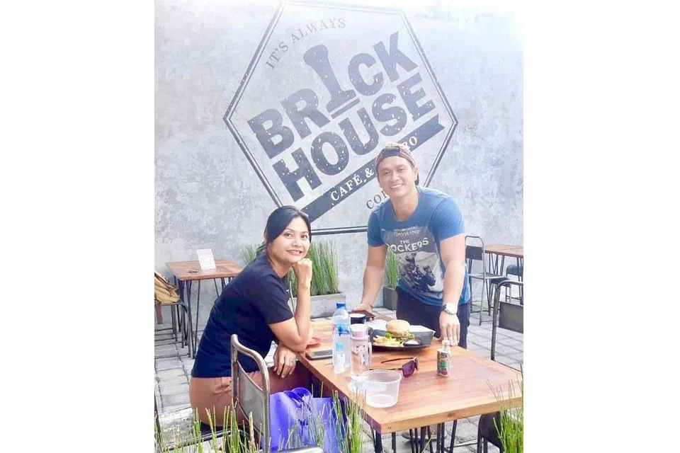 KONSEP SANTAI DISENANGI: Brickhouse Cafe & Bistro Bali di Denpasar dikunjungi pelanggan seperti Encik Edrick (kanan) dan Cik Listya yang senangi suasana santai dan makanan yang disajikan. - Foto BRICKHOUSE CAFE & BISTRO BALI