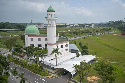 Masjid Alkaff Kampung Melayu telah memasang khemah di luar masjid sebagai persiapan menerima lebih ramai bilangan anggota jemaah untuk bersolat tarawih pada Ramadan 2024.