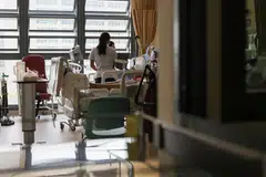Dr Hamid Razak menegaskan bahawa prinsip asas sistem kesihatan Singapura – iaitu pembayaran bersama atau co-payment – perlu diperkukuh bagi memastikan pesakit menanggung sebahagian kos rawatan, sekali gus menggalak penggunaan khidmat kesihatan secara lebih berhemat.