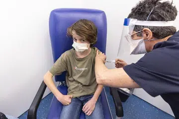 Vaksin Covid-19 Pfizer 19 dipercayai selamat diberikan kepada kanak-kanak berusia lima hingga 11 tahun, menurut pakar AS. - Foto EPA-EFE